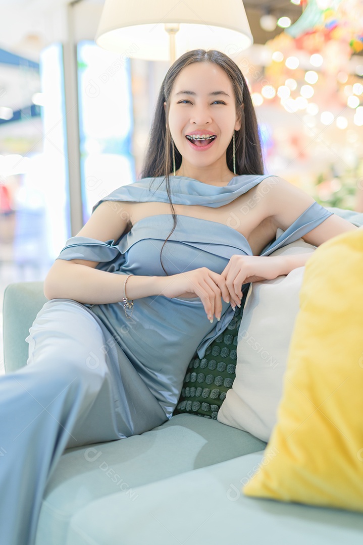 Linda mulher jovem sobre fundo desfocado