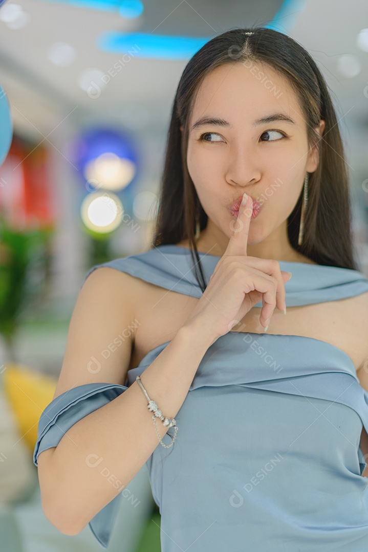 Linda mulher jovem sobre fundo desfocado