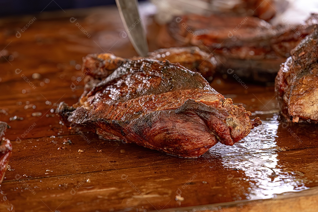 Carne assada ao ponto sobre a tábua de madeira