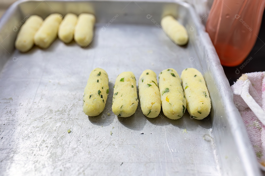 Bolinho de arroz dentro da forma de metal