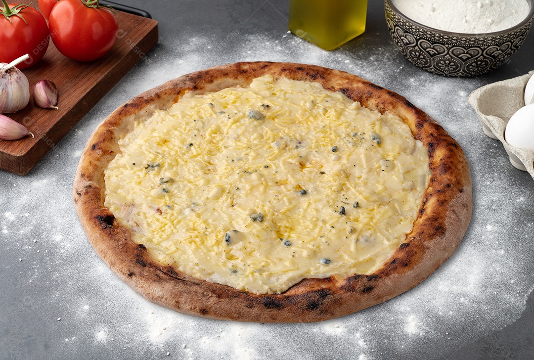 Pizza de quatro queijos com tomate ovos e farinha sobre fundo de pedra