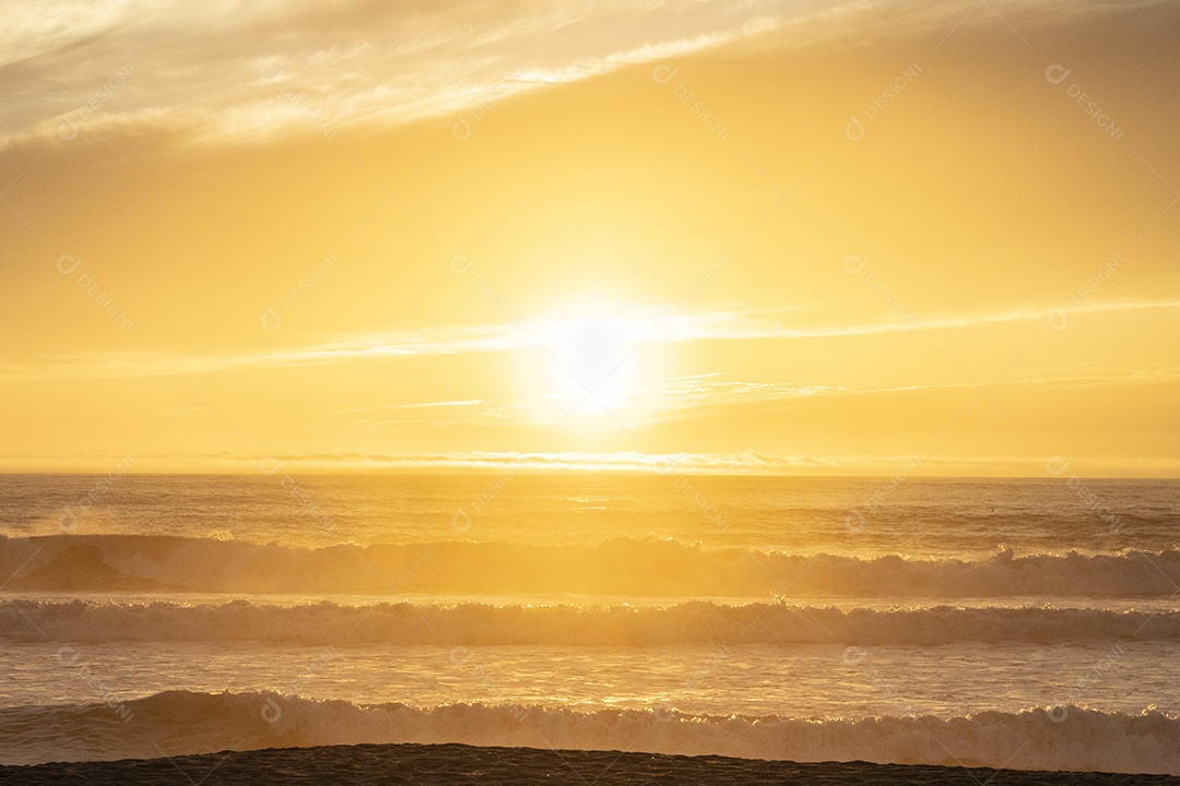 Pôr do sol na praia de Espinho na cidade do Porto em Portugal