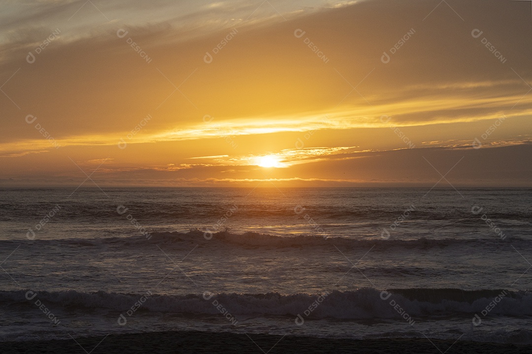 Pôr do sol na praia de Espinho na cidade do Porto em Portugal