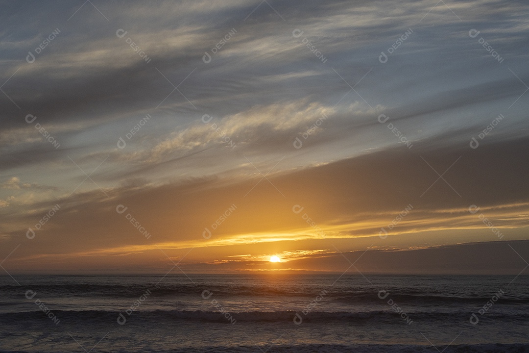 Pôr do sol na praia de Espinho na cidade do Porto em Portugal