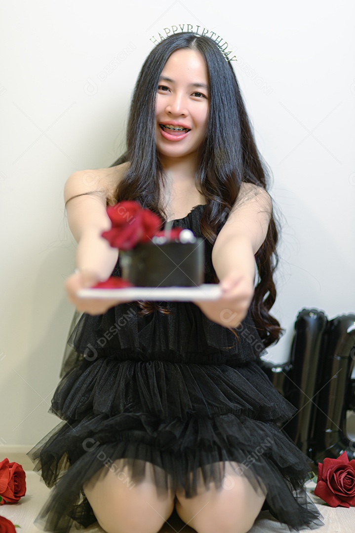 Linda mulher jovem sobre fundo desfocado