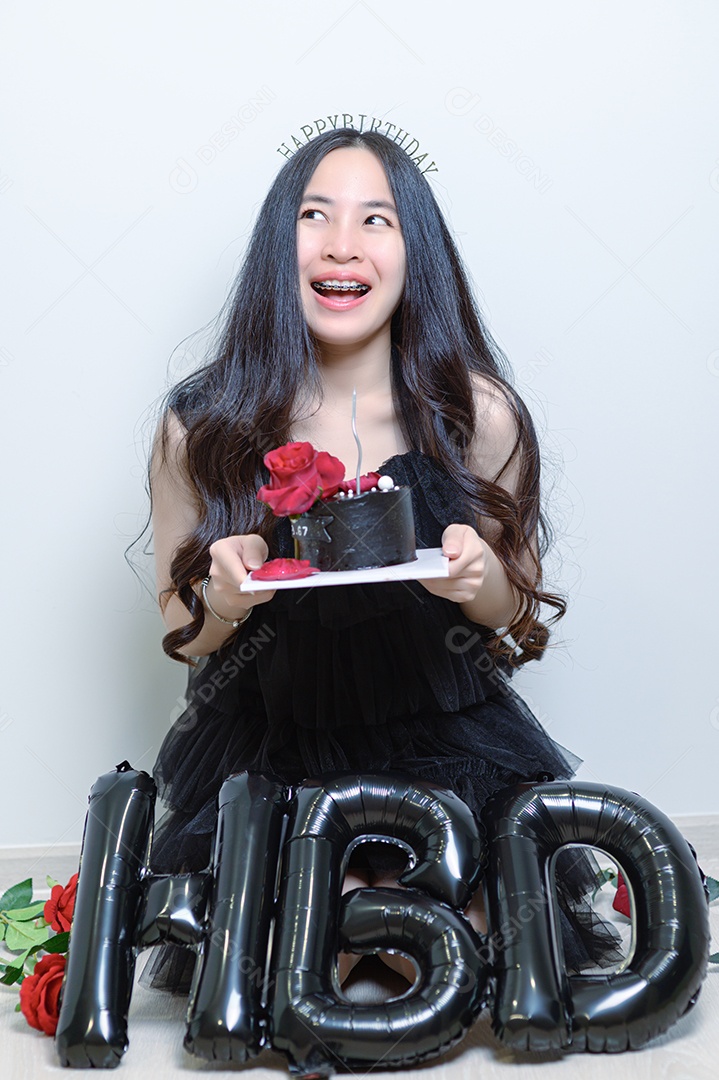 Linda mulher jovem sobre fundo desfocado