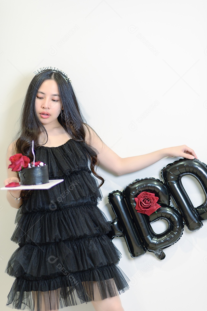 Linda mulher jovem sobre fundo desfocado