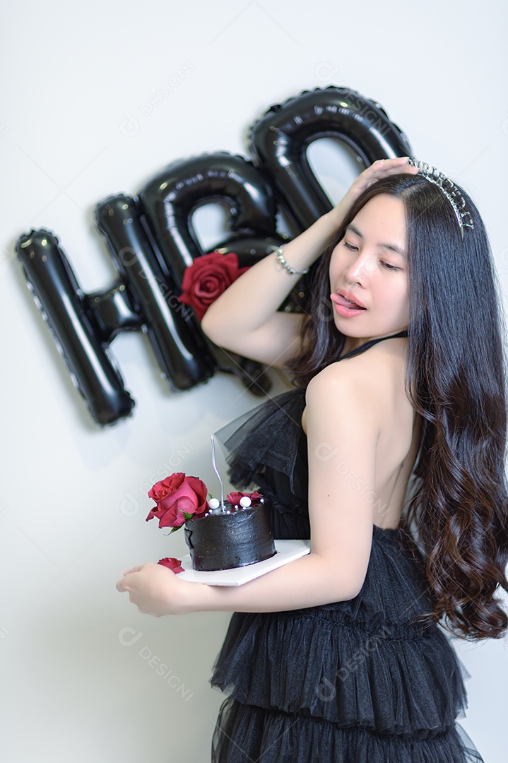 Linda mulher jovem sobre fundo desfocado