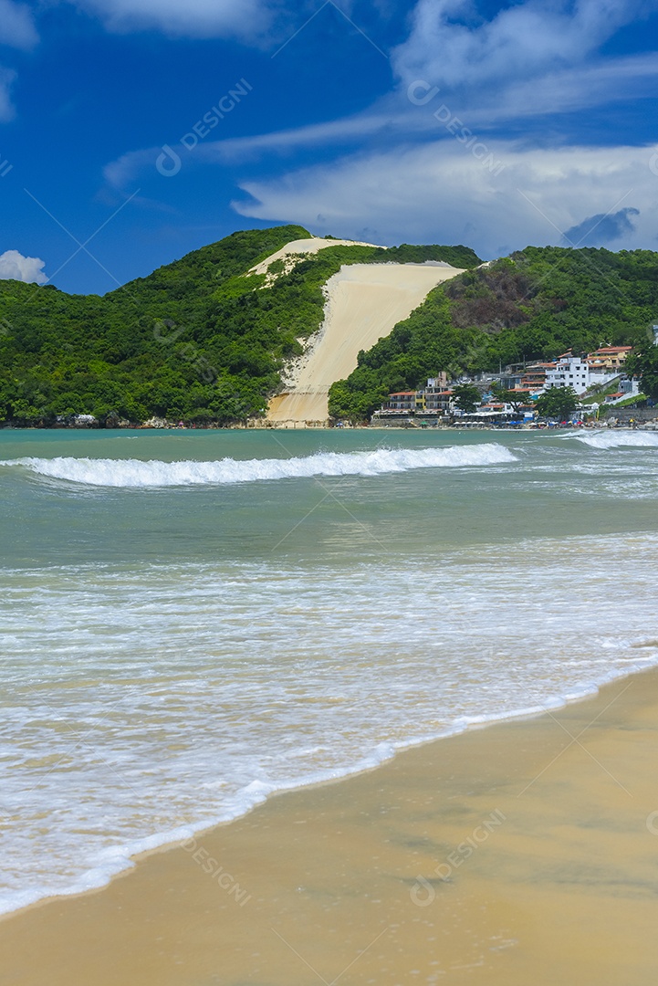 Praia de Ponta Negra com o Morro do Careca ao fundo