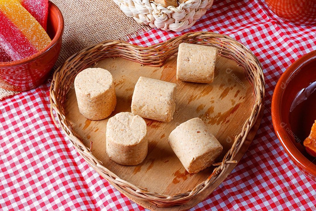 Mesa com doces brasileiros e tradicional