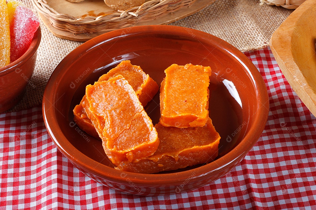 Mesa com doces brasileiros e tradicional