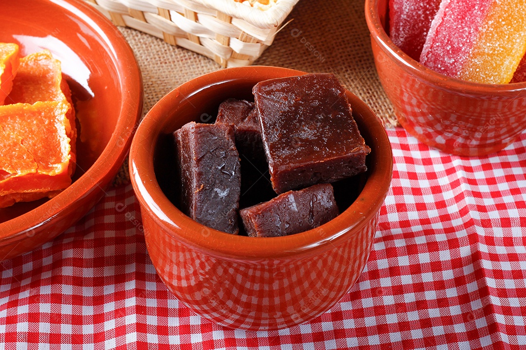 Mesa com doces brasileiros e tradicional