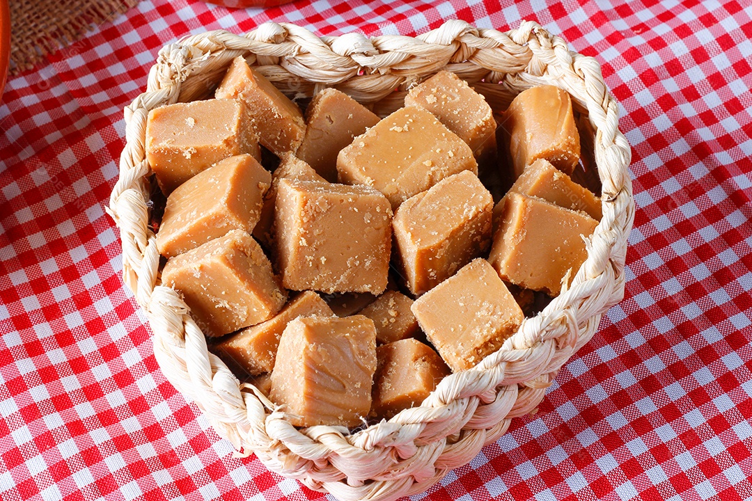 Doce de leite em uma cesta