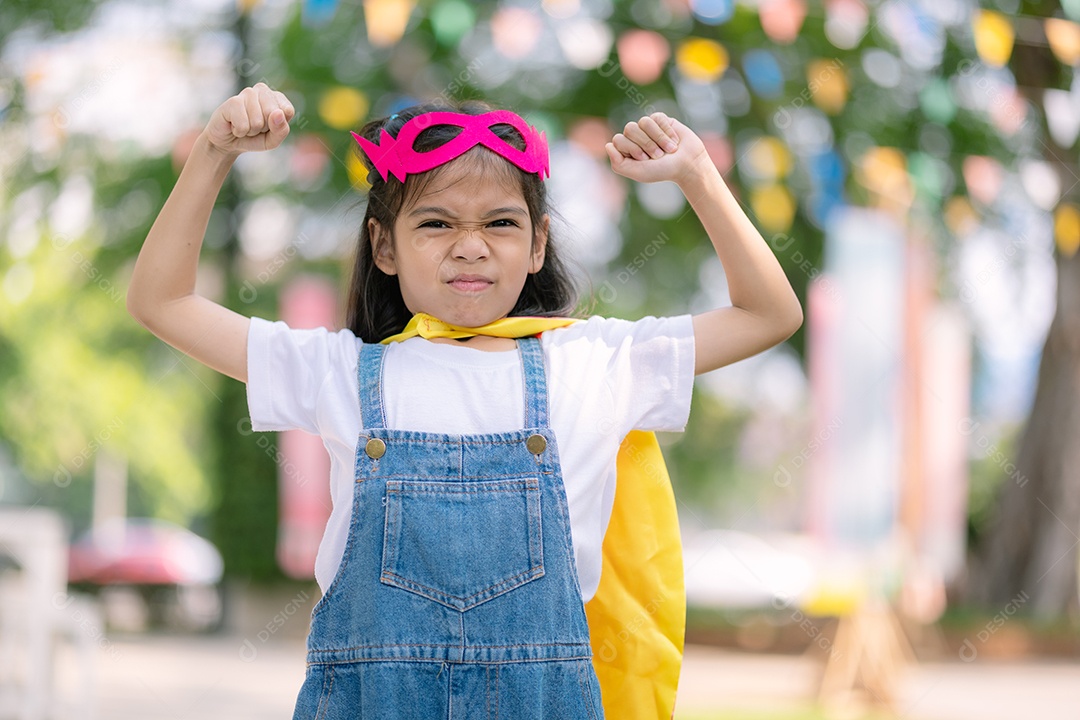 Linda garotinha fazendo careta de fantasia de super heroína