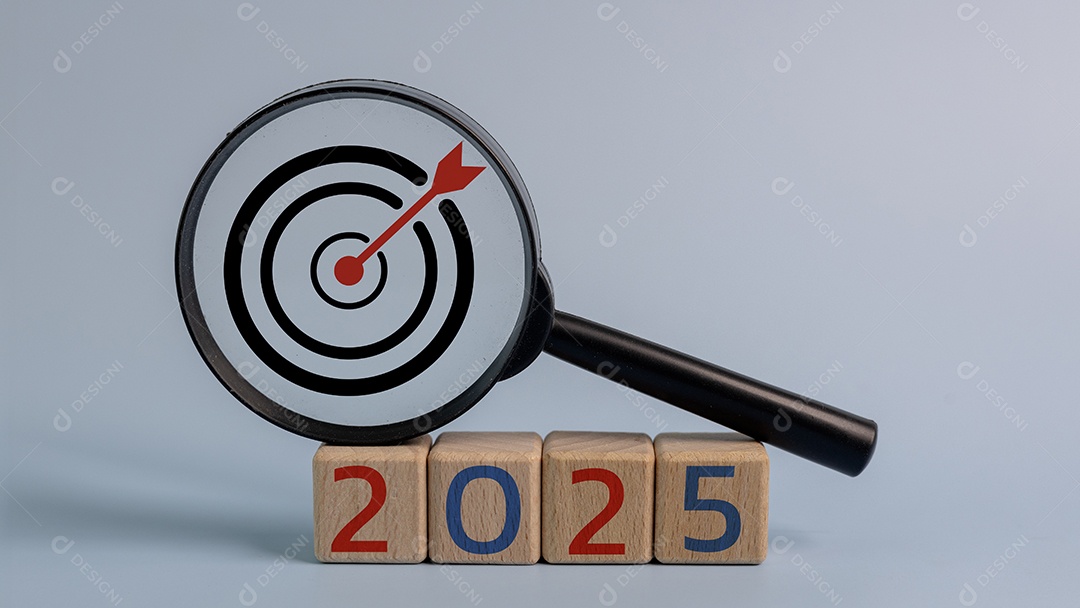 Cubos de madeira com números e raquete