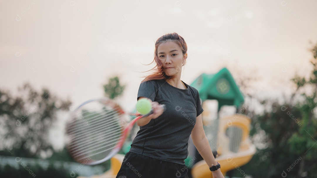 Uma mulher está jogando tênis com uma bola