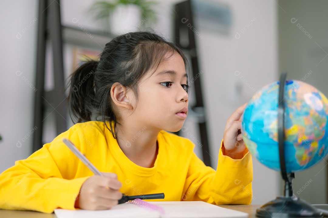 Uma criança está escrevendo em um caderno com uma caneta