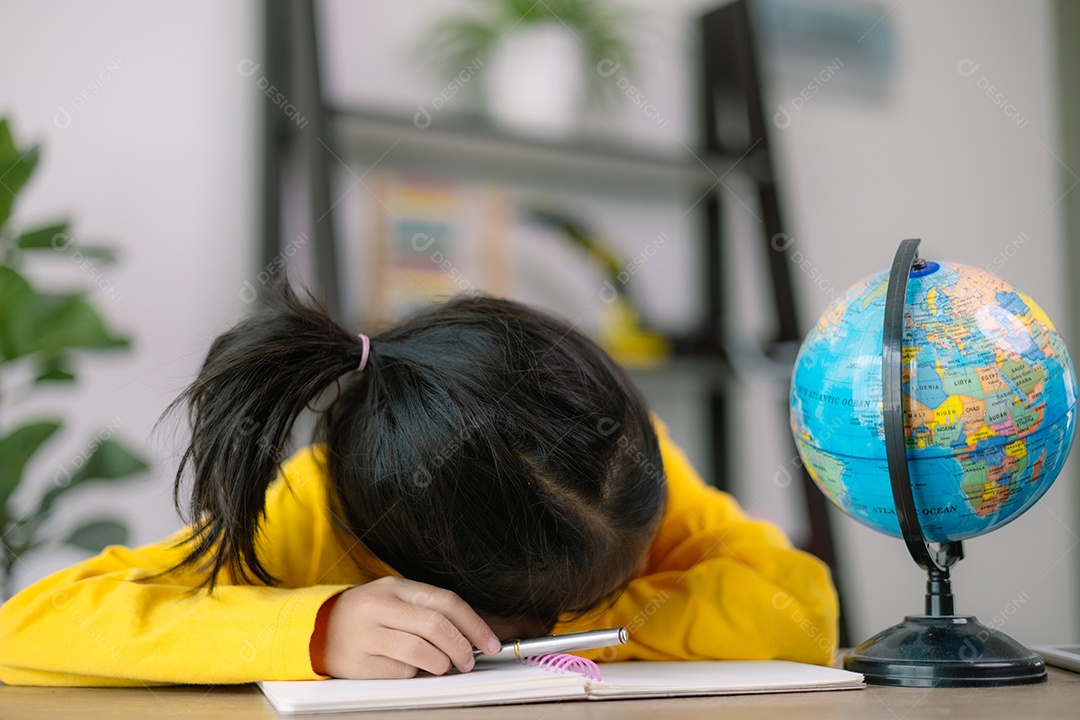 Uma criança está escrevendo em um caderno com uma caneta