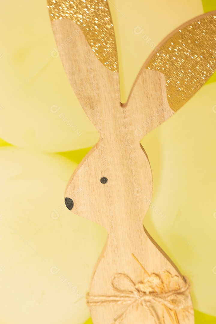 Coelho de madeira pintado artesanal