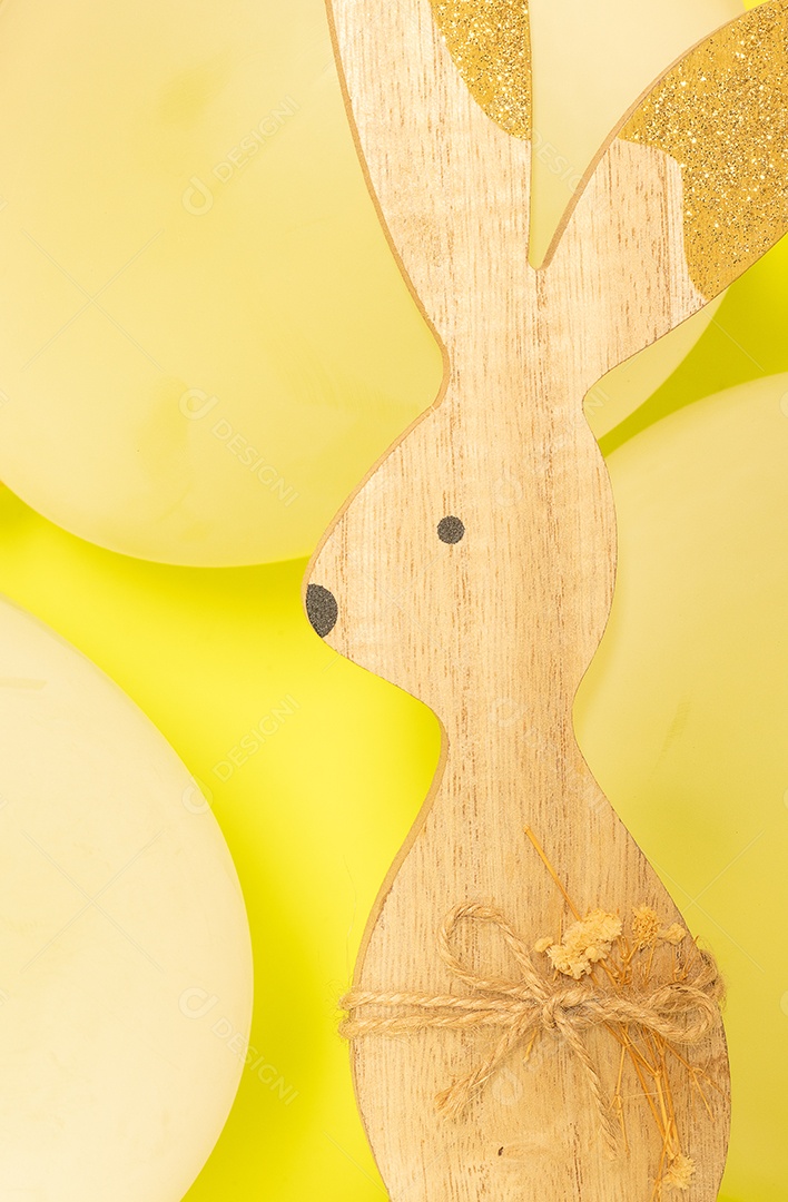 Coelho de madeira pintado artesanal