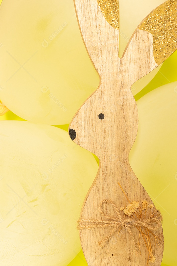 Coelho de madeira pintado artesanal