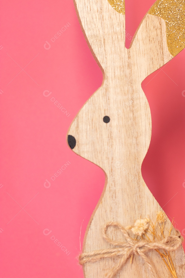 Coelhinho da páscoa de madeira e pintado