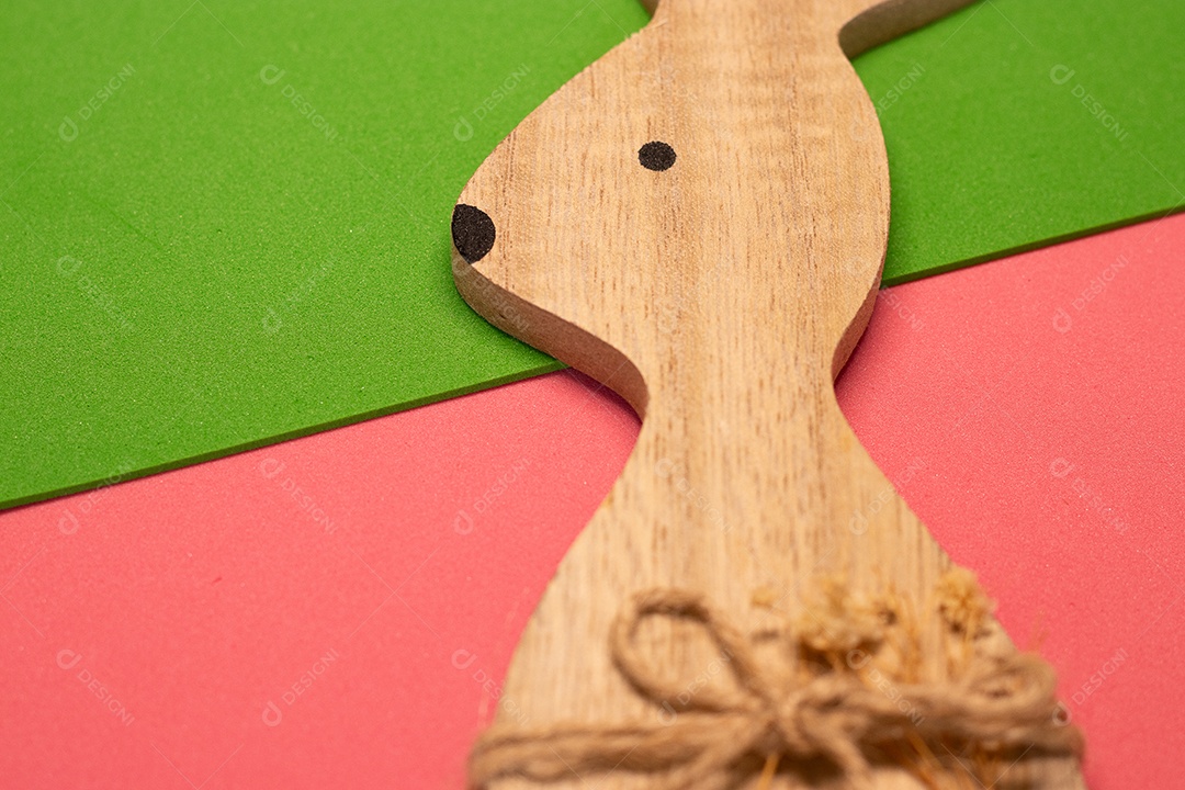 Coelhinho da páscoa pintado escupido da madeira lindo