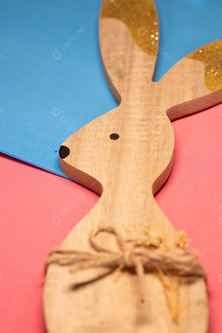 Coelhinho da páscoa de madeira