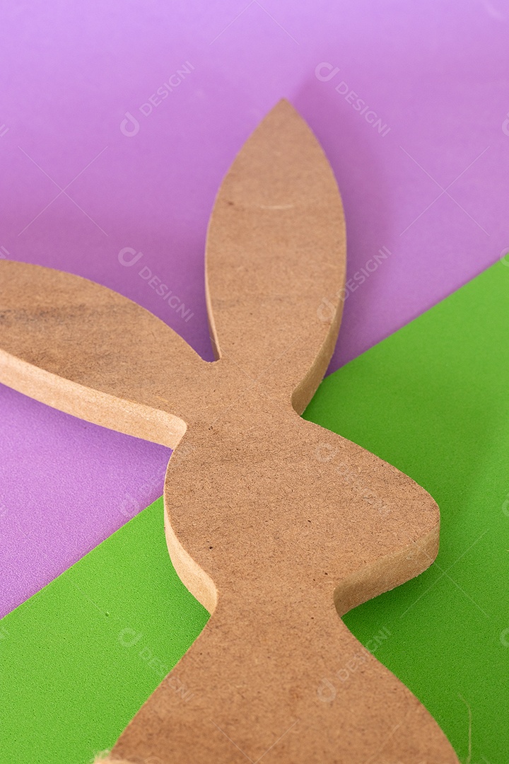 Coelho da páscoa sobre fundo colorido