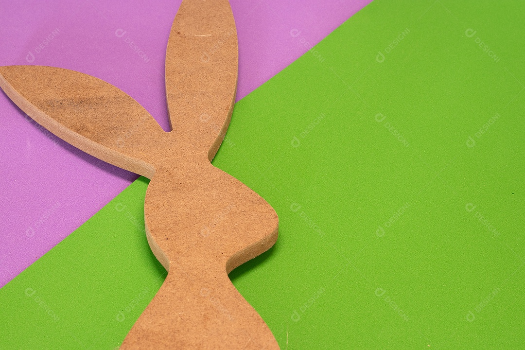 Coelhinho da páscoa com fundo colorido