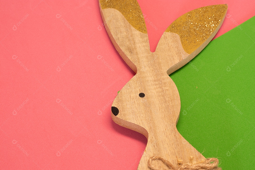 Coelho de madeira pintado artesanal sobre fundo colorido