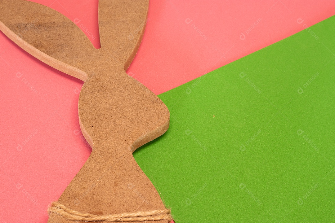 Coelho de madeira pintado