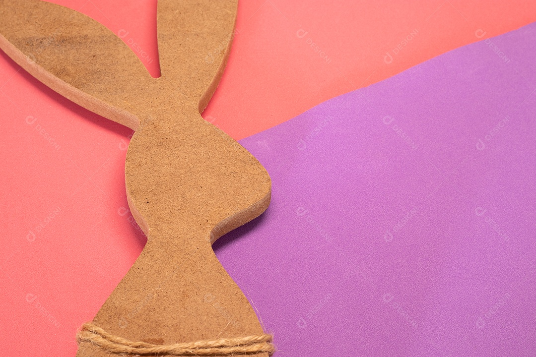 Coelhinho da páscoa com fundo colorido