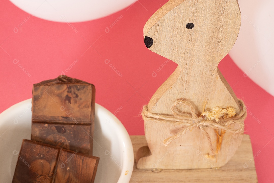Coelhinho da páscoa com tigela de chocolate