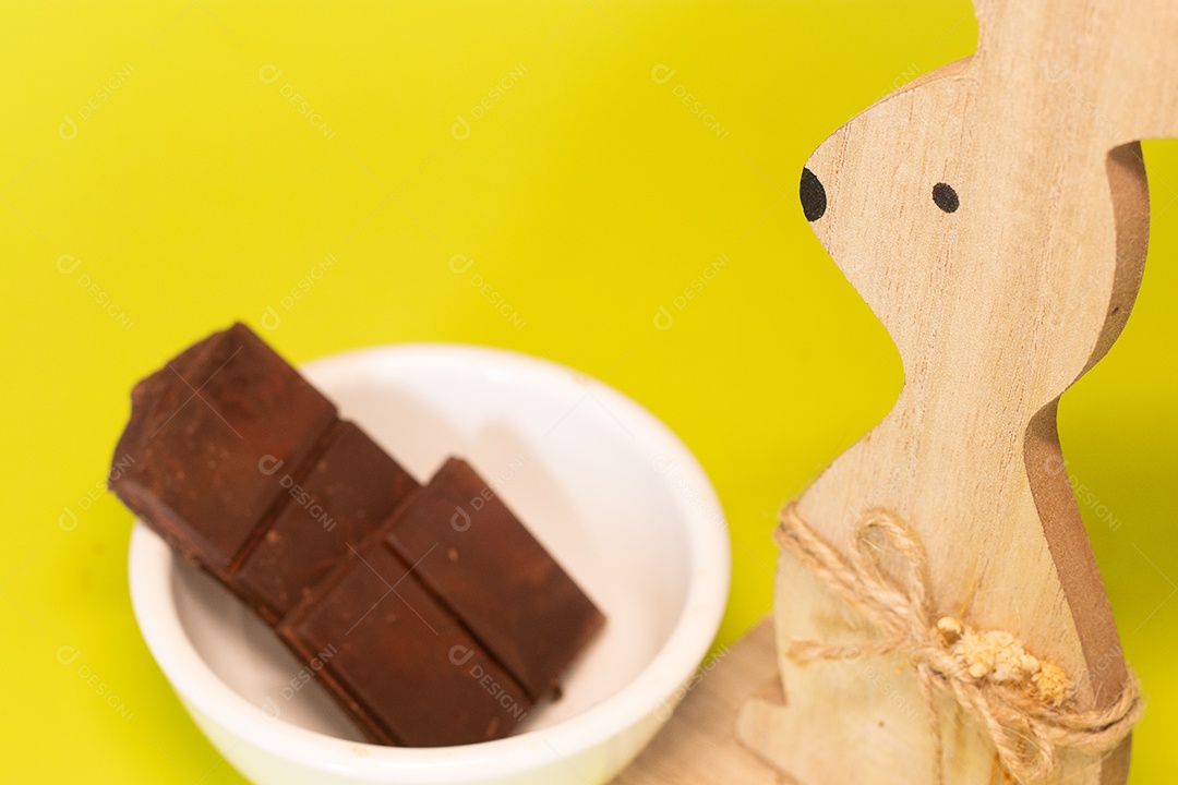 Coelhinho da páscoa com tigela de chocolate
