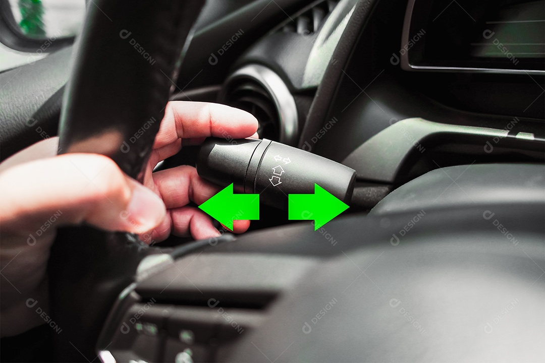 Mão do motorista usando sinal de mudança de direção em um carro