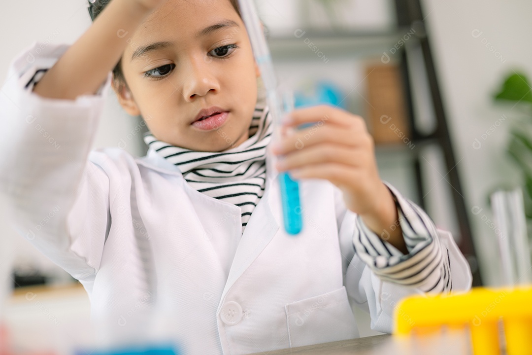 Linda menina asiática misturando porções cientifica