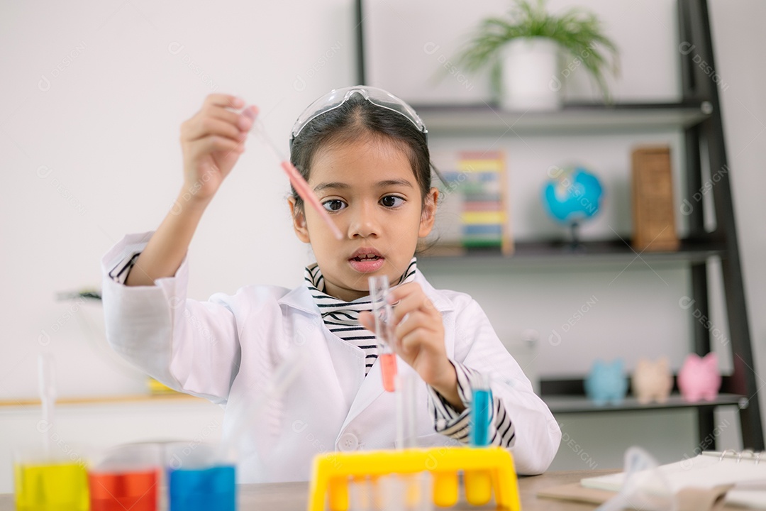 Linda menina feliz com sua experiencia