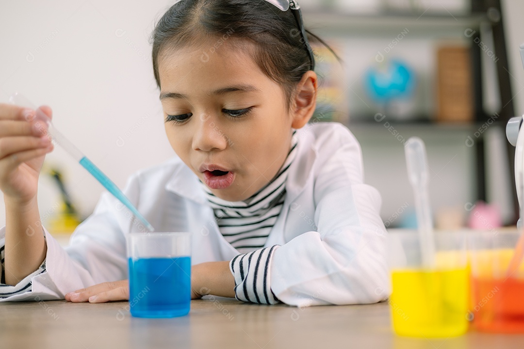 Garotinha fazendo misturas para sua experiencia cientifica