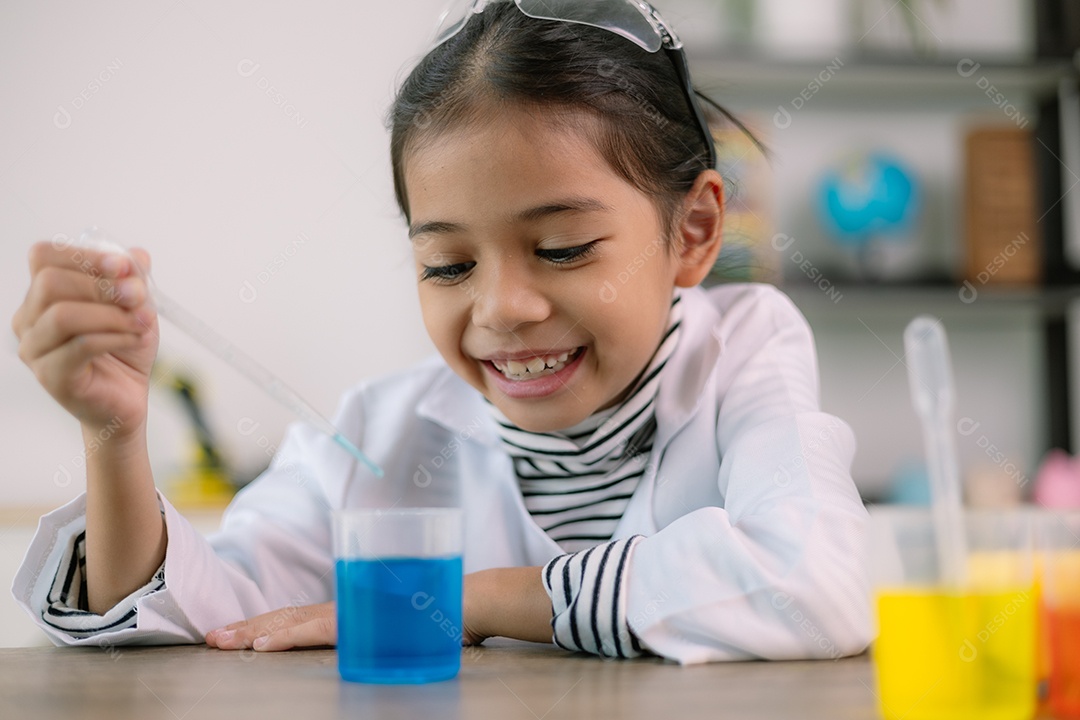 Garotinha fazendo misturas para sua experiencia cientifica