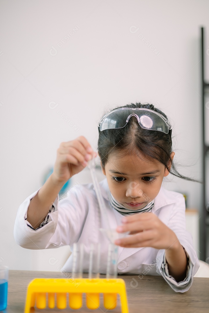 Criança concentrada na sua pesquisinha