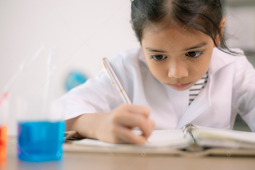 Criança fazendo anotações de uma experiencia