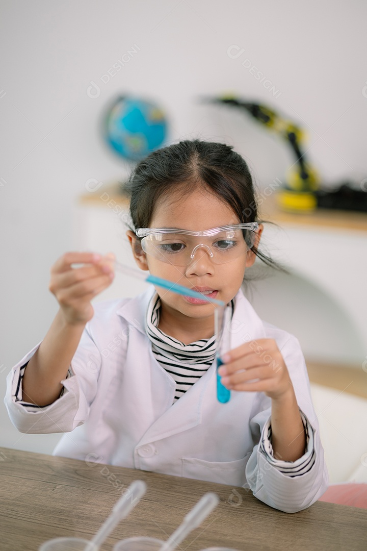 Uma linda menina fazendo experimento