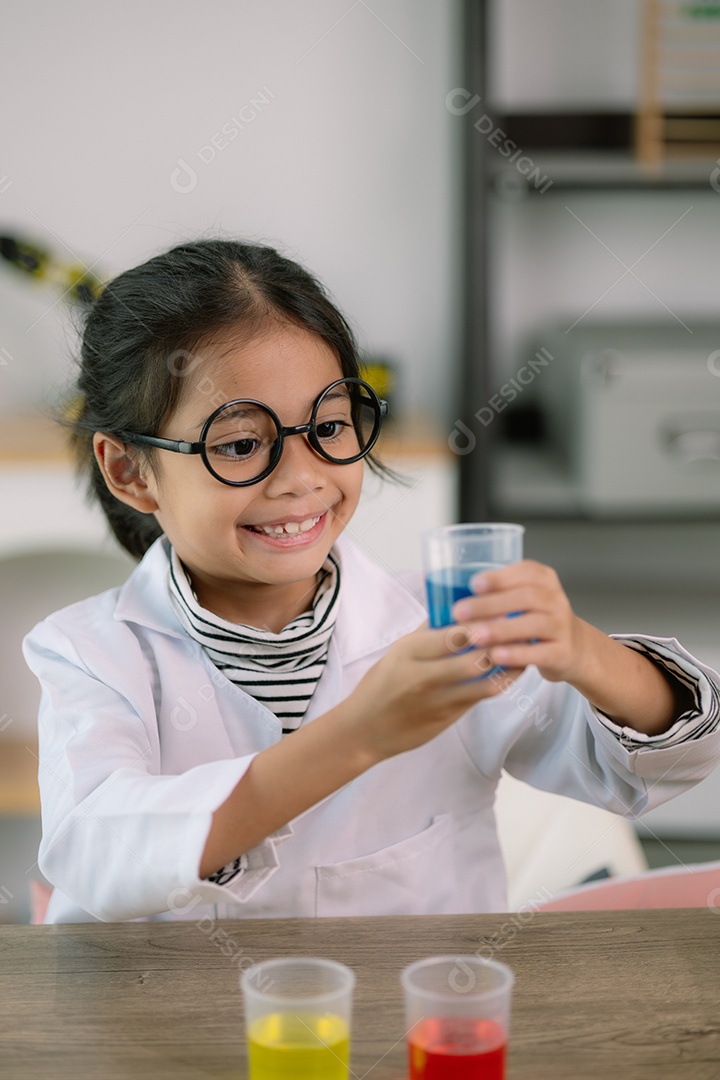 Crianças fazendo experimento cientifico com água