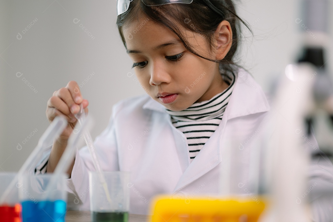 Uma criança fazendo experiencia cientifica