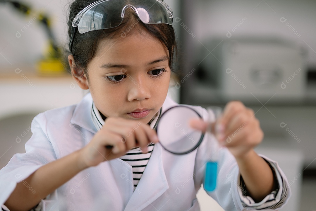 Uma menina concentrada em experiencia cientifica