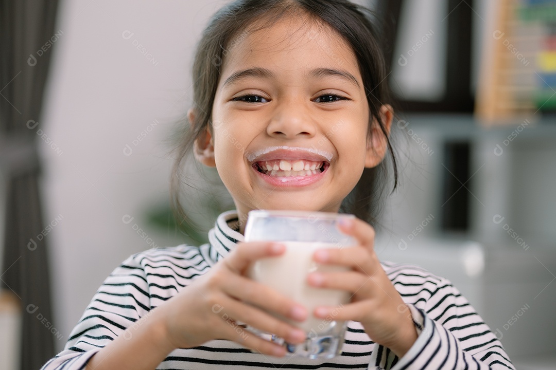 Linda menina sorrindo e tomando copo de leite
