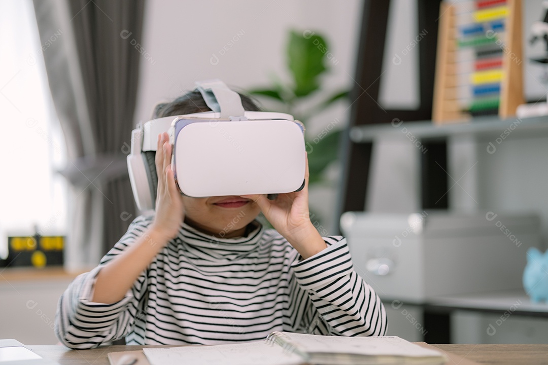 Garotinha se divertindo usando óculos de realidade virtual