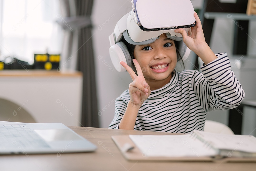Criança linda se divertindo usando óculos de realidade virtual
