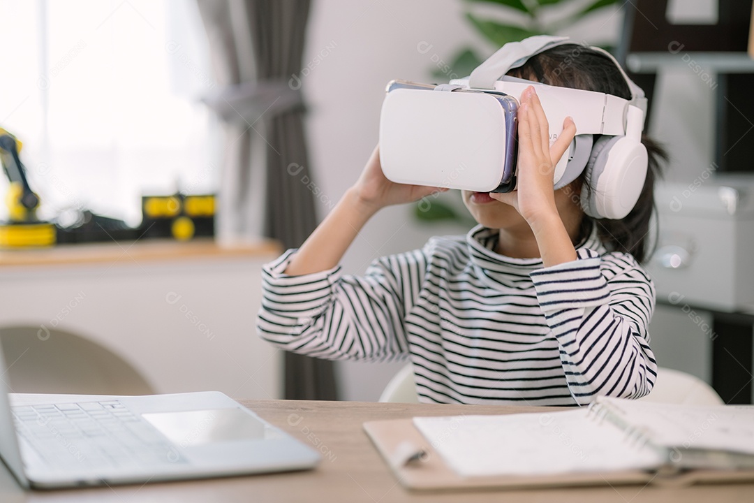 Uma criança brincando com óculos de realidade virtual
